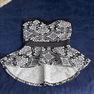 🌸2/$10 Black and White Strapless Peplum Top